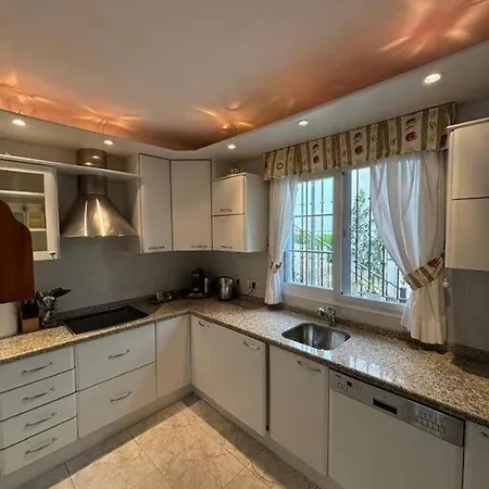 New! 5 Star House Near To Puente Romano Apartment